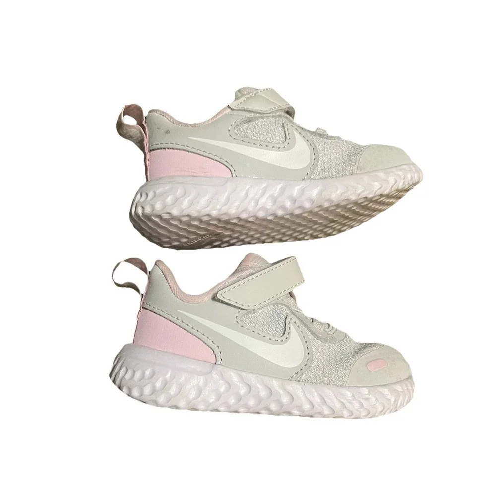 Nike Revolution 5 BQ5673 600  Photon Dust White Pink‎ Foam Size 5C Running Comfy